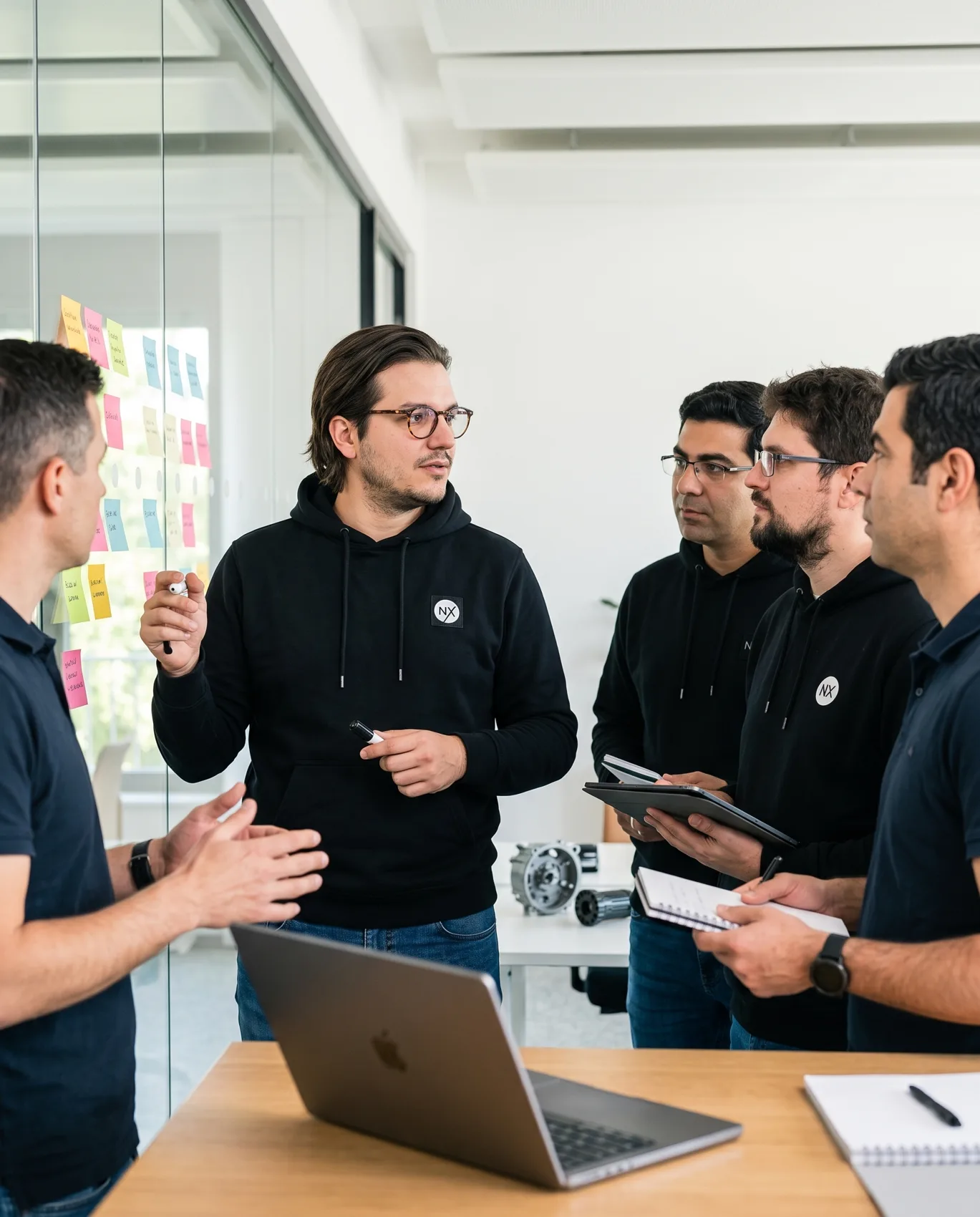 Team erarbeitet eine Offpage-Strategie am Flipchart