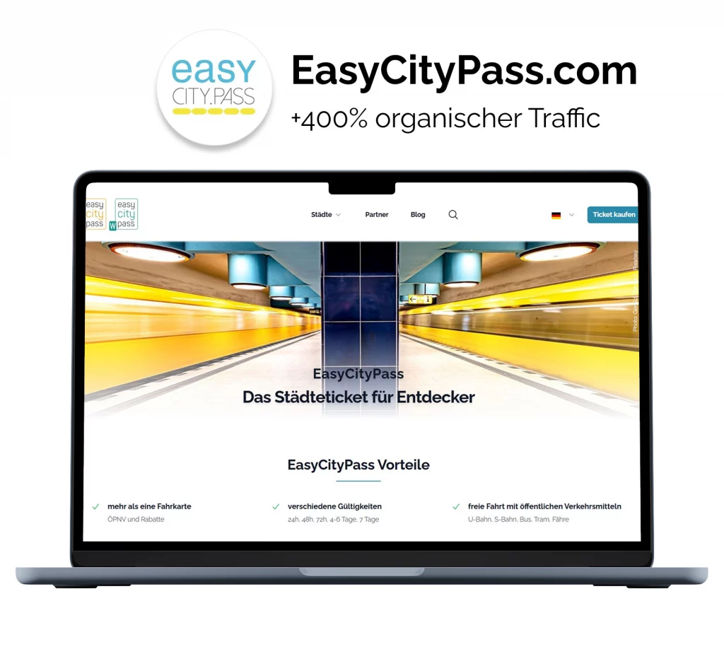 Laptop mit Webseite EasyCityPass.com, +400% organischer Traffic, zeigt bunte U-Bahn-Station. Text: "Das Städteticket für Entdecker". Vorteile: ÖPNV, Rabatte, verschiedene Gültigkeiten.